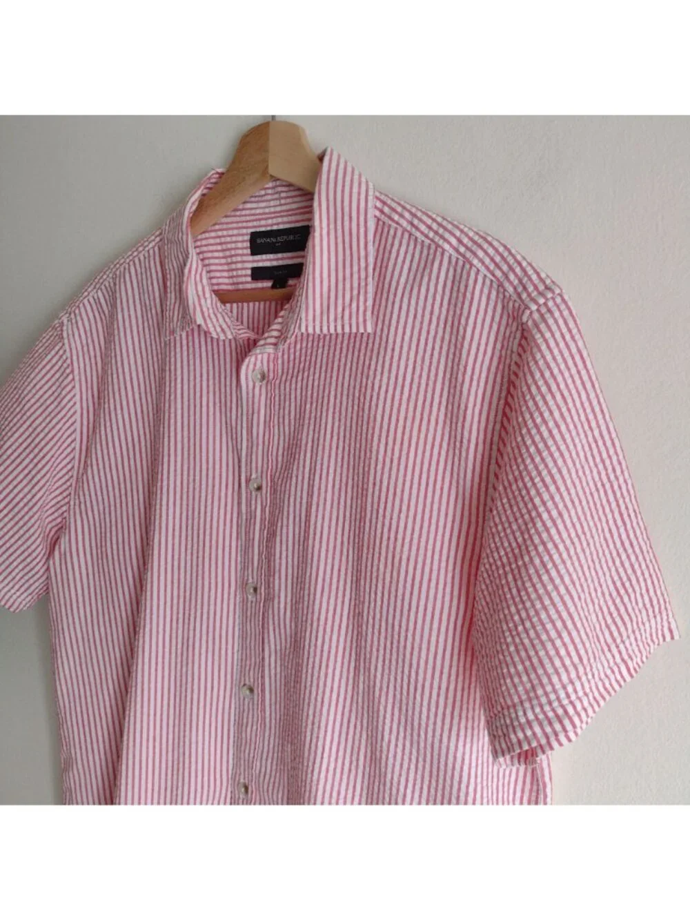 Banana Republic Mens Seersucker Shirt L Short Sleeve Red Stripe Cotton Button Up
